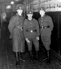 Фотография сделана в коридоре штаба. Справа находится секретная часть, слева библиотека. На фото слева направо рядовой Ковалев, сержант Ержанов, рядовой Касимов (т.е. я)...